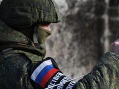 Сотрудник Следственного комитета РФ фиксирует последствия обстрелов в Донецке - РИА Новости, 1920, 29.04.2026