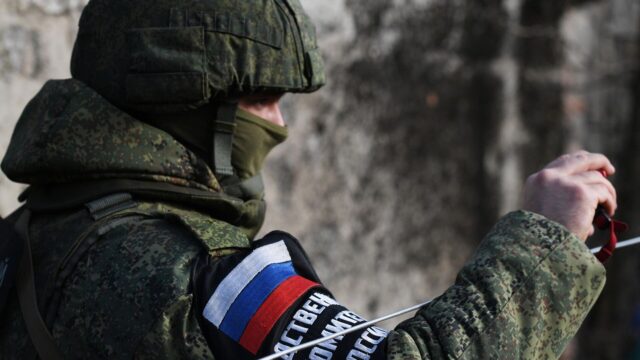 Сотрудник Следственного комитета РФ фиксирует последствия обстрелов в Донецке - РИА Новости, 1920, 29.04.2026