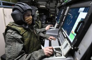 Военнослужащие России на рабочих местах в машине боевого управления сил противовоздушной обороны - РИА Новости, 1920, 15.04.2026