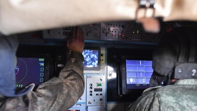 Военнослужащие Вооруженных сил России в пункте управления ЗРК - РИА Новости, 1920, 30.04.2026