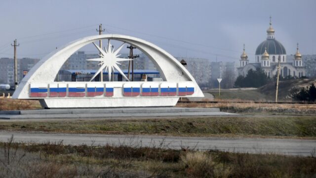 Пухов: ВСУ нанесли комбинированный удар по селу Великая Знаменка Стела с названием города в Энергодаре - РИА Новости, 1920, 07.04.2026