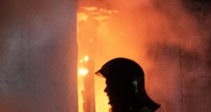 Сотрудник пожарной службы МЧС России - РИА Новости, 1920, 06.04.2026