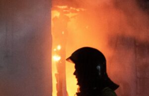 Кондратьев: в Новороссийске повреждены 8 домов после атак БПЛА Сотрудник пожарной службы МЧС России - РИА Новости, 1920, 06.04.2026