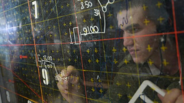 Слюсарь: силы ПВО уничтожили беспилотники в Ростовской области Военнослужащий в командном пункте - РИА Новости, 1920, 15.04.2026