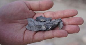 Осколки снаряда ВСУ после обстрела - РИА Новости, 1920, 05.04.2026