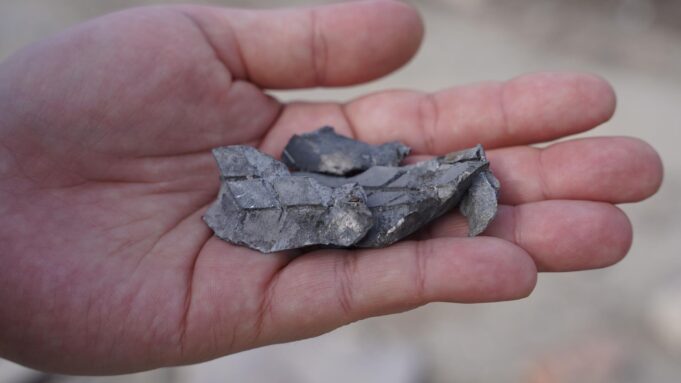 Осколки снаряда ВСУ после обстрела - РИА Новости, 1920, 05.04.2026