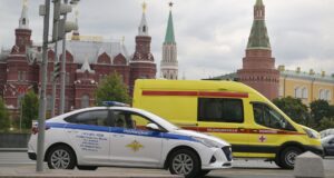 Автомобили скорой медицинской помощи и полиции в центре Москвы - РИА Новости, 1920, 13.04.2026