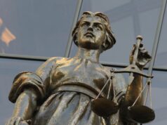 Экс-замгубернатора Курской области Дедову назначили штраф по делу о взятках Статуя богини Фемиды у здания суда - РИА Новости, 1920, 07.04.2026