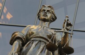 Статуя богини Фемиды у здания суда - РИА Новости, 1920, 16.04.2026