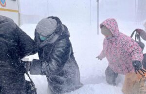 МЧС: на Сахалине объявлено экстренное предупреждение из-за циклона и снегопада Сотрудники МЧС России помогают жителям Сахалина справиться с последствиями циклона - РИА Новости, 1920, 06.04.2026