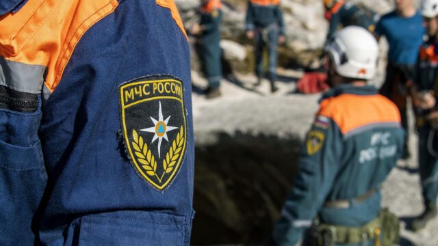 Людей эвакуируют из многоквартирного дома в Махачкале из-за угрозы обрушения Сотрудник спасательной службы МЧС России - РИА Новости, 1920, 05.04.2026