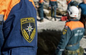 В селе Молдаванское Крымского района Кубани упали обломки БПЛА Сотрудник спасательной службы МЧС России - РИА Новости, 1920, 09.04.2026