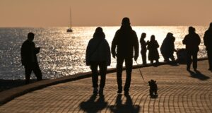 Молодые люди гуляют по набережной - РИА Новости, 1920, 09.04.2026