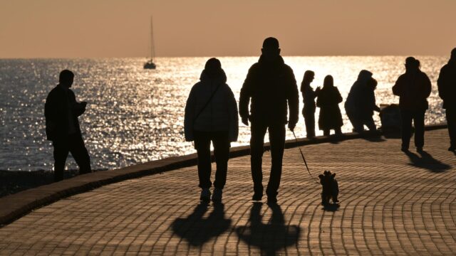 Молодые люди гуляют по набережной - РИА Новости, 1920, 09.04.2026