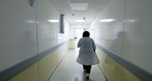 Медицинский сотрудник в коридоре больницы - РИА Новости, 1920, 19.04.2026