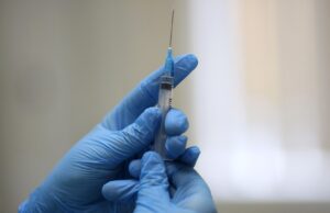 Медсестра держит шприц - РИА Новости, 1920, 04.04.2026