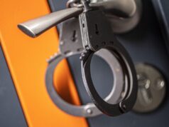 Дизайнера арестовали в Москве за финансирование терроризма Наручники висят на дверной ручке - РИА Новости, 1920, 16.04.2026