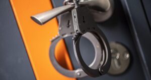 Наручники висят на дверной ручке - РИА Новости, 1920, 16.04.2026