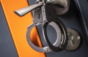 Наручники висят на дверной ручке - РИА Новости, 1920, 16.04.2026