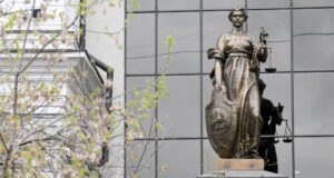 Статуя богини Фемиды у здания Верховного суда РФ в Москве - РИА Новости, 1920, 06.04.2026