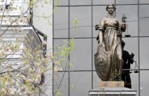 ВС: Генпрокуратура проверит на коррупцию активы сестры «золотой судьи» Хахалевой Статуя богини Фемиды у здания Верховного суда РФ в Москве - РИА Новости, 1920, 06.04.2026
