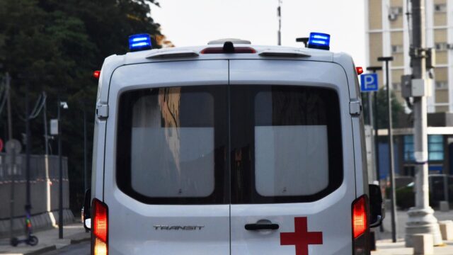 В Запорожской области эвакуировали детей, пострадавших при ударе ВСУ по школе Автомобиль скорой помощи - РИА Новости, 1920, 07.04.2026