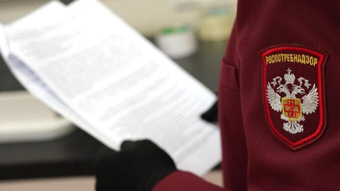 Шеврон на форме сотрудника Роспотребнадзора - РИА Новости, 1920, 11.04.2026