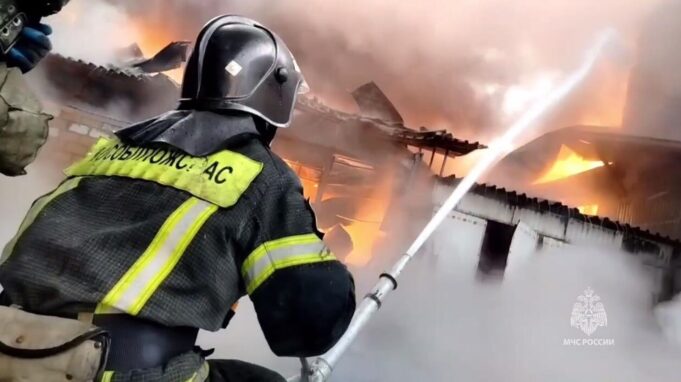 Тушение пожара - РИА Новости, 1920, 02.04.2026