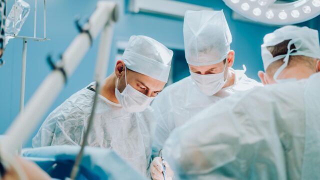Хирурги в операционной - РИА Новости, 1920, 27.04.2026