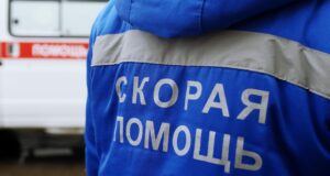 Медик около автомобиля скорой медицинской помощи - РИА Новости, 1920, 15.04.2026