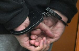 Наручники на руках - РИА Новости, 1920, 17.04.2026