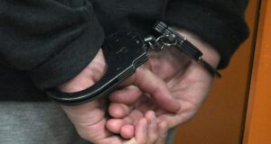 Наручники на руках - РИА Новости, 1920, 09.04.2026