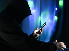 Мужчина держит в руках мобильный телефон - РИА Новости, 1920, 14.04.2026