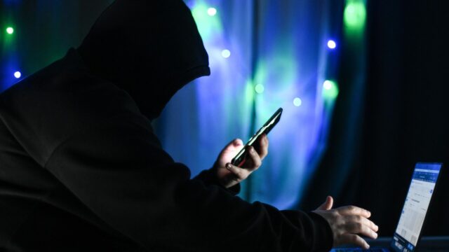 Обманувшие Долину аферисты выманили 2,7 миллиона рублей у глухонемой пенсионерки Мужчина держит в руках мобильный телефон - РИА Новости, 1920, 14.04.2026