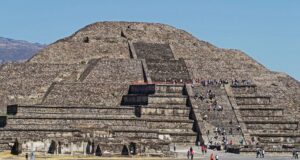 Пирамида Луны в Теотиуакане, Мексика - РИА Новости, 1920, 21.04.2026