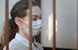 Курьер, взявшая деньги у Долиной, заявила, что была жертвой обмана Фигурант уголовного дела о мошенничестве с квартирой певицы Ларисы Долиной Анжела Цырульникова на заседании Таганского суда Москвы - РИА Новости, 1920, 05.04.2026