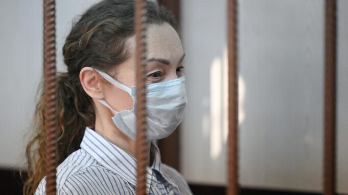 Курьер, взявшая деньги у Долиной, заявила, что была жертвой обмана Фигурант уголовного дела о мошенничестве с квартирой певицы Ларисы Долиной Анжела Цырульникова на заседании Таганского суда Москвы - РИА Новости, 1920, 05.04.2026