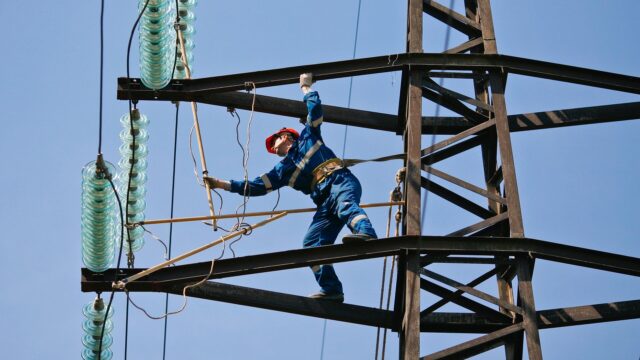 Балицкий: отключения электроснабжения затронули значительную часть области Ремонт линии электропередач - РИА Новости, 1920, 06.04.2026