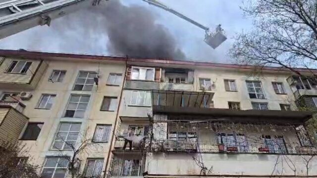 Ликвидация возгорания на крыше многоквартирного дома в Махачкале - РИА Новости, 1920, 23.04.2026