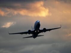 В аэропорту Ижевска ввели ограничения на прием и выпуск самолетов Самолет в небе - РИА Новости, 1920, 07.04.2026