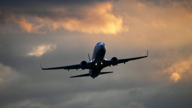 В аэропорту Ижевска ввели ограничения на прием и выпуск самолетов Самолет в небе - РИА Новости, 1920, 07.04.2026