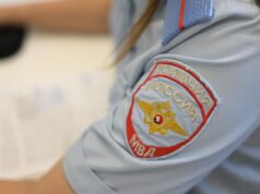 В Ленобласти проводят проверку после гибели 33 попугаев в контактном зоопарке Сотрудник полиции во время работы - РИА Новости, 1920, 08.04.2026