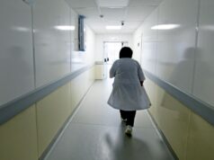 Работник медучреждения в коридоре - РИА Новости, 1920, 14.04.2026