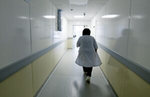 Работник медучреждения в коридоре - РИА Новости, 1920, 15.04.2026