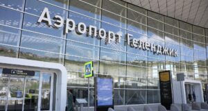 Вход в здание аэропорта Геленджика - РИА Новости, 1920, 09.04.2026