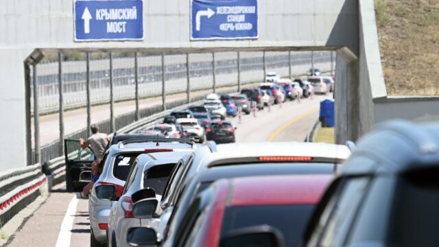 Автомобильная пробка перед Крымским мостом - РИА Новости, 1920, 30.04.2026