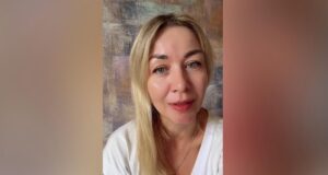 Кадр видео, в котором Ирина Усольцева рассказала, что ее пятилетняя дочь решила пойти в поход с родителями - РИА Новости, 1920, 10.04.2026