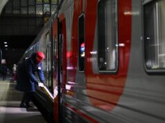 Пирогов: вытолкнувшему проводницу из поезда может грозить до 10 лет заключения Проводница на перроне вокзала перед отправкой поезда - РИА Новости, 1920, 06.04.2026