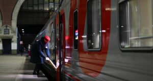 Проводница на перроне вокзала перед отправкой поезда - РИА Новости, 1920, 06.04.2026