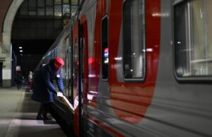 Пирогов: вытолкнувшему проводницу из поезда может грозить до 10 лет заключения Проводница на перроне вокзала перед отправкой поезда - РИА Новости, 1920, 06.04.2026